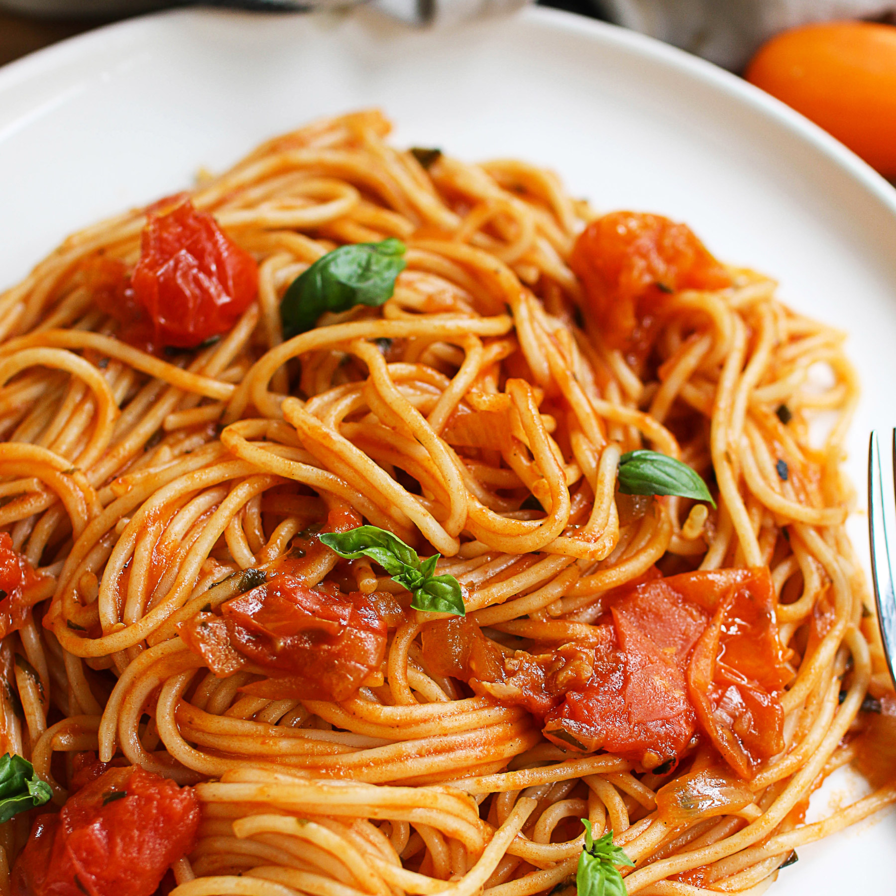 classic-tomato-spaghetti-with-basil-free-vegan-meal-plan-veahero